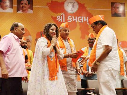 shweta brahmbhatt join bjp former mla candidate big setback for congress again | हार्दिक पटेल कामाला लागले? श्वेता बह्मभट्ट यांचा भाजपमध्ये प्रवेश; काँग्रेसला धक्के पे धक्का!