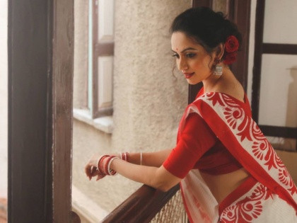 Actress shruti marathe looks beautiful in white color saree | श्रुती मराठेच्या या फोटोवरुन हटणार नाही तुमची नजर, फोटो पाहताच म्हणाल- अप्सरा आली