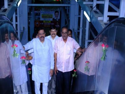 Inauguration of new escalators and toilets at Bhayander railway station | भाईंदर रेल्वे स्थानकात नवीन सरकते जिने व स्वच्छता गृहाचे लोकार्पण