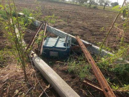 Electricity poles fell in the fields, when will the repairs be done sir?; Farmers are angry | शेतात विद्युत खांब पडले, दुरूस्ती केव्हा होणार साहेब?; शेतकरी संतप्त