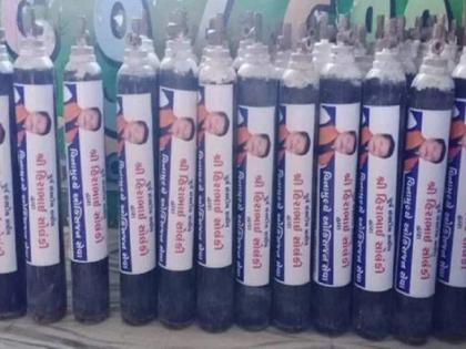 Coronavirus: Bjp Leader Solanki Photos On Oxygen Cylinder In Covid19 Center In Amreli | Coronavirus: सवंग लोकप्रियतेसाठी भाजपाच्या माजी आमदारानं लावले ऑक्सिजन सिलेंडरवर स्वत:चे फोटो