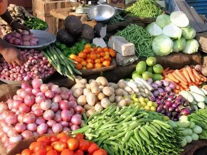 Rains reduced the prices of green beans and tomatoes | पावसामुळे फरसबी, टोमॅटाेचे दर घसरले; ग्राहकांनी फिरविली पाठ