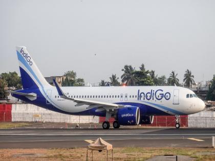 Before taking off, the pilot shut down the plane due to smoke coming from the engine | अनर्थ टळला! उड्डाण घेण्यापूर्वी इंजिनातून धूर आल्यानं पायलटनं विमान केले बंद