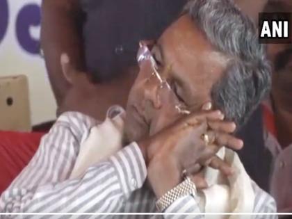 Siddaramaiah seen dozing off during a rally in Kalaburagi | Video: कर्नाटकचे मुख्यमंत्री सिद्धरामय्या भरसभेत पेंगतात तेव्हा...    