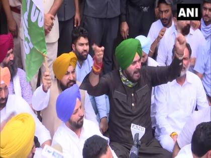 Navjot Singh Sidhu who was protesting against UP violence was arrested b the police in Chandigarh | उत्तर प्रदेशातील हिंसाचाराचा विरोध करणाऱ्या नवज्योत सिंग सिद्धूंना पोलिसांनी घेतलं ताब्यात