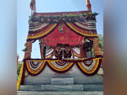 Siddharama s mausoleum was decorated with flowers There was a cheer devotees | सिद्धरामांची समाधी फुलांनी सजली; 'हर्र बोला हर्र'चा जयजयकार झाला!