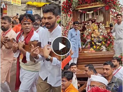 siddharth jadhav and saurabh gokhale participated in shrimant bhausabeh rangari ganpati visarjan | सिद्धार्थ जाधवने ओढला बाप्पाचा रथ, श्रीमंत भाऊसाहेब रंगारी गणरायाच्या मिरवणुकीतील व्हिडिओ व्हायरल