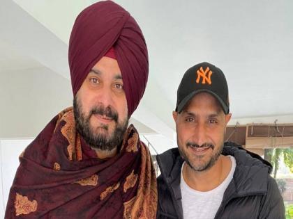 harbhajan singh to join congress navjot sidhus twitter post with star cricketer sets tongues wagging | हरभजन सिंग काँग्रेसमध्ये जाणार?; सिद्धूंसोबतचे छायाचित्र केले शेअर