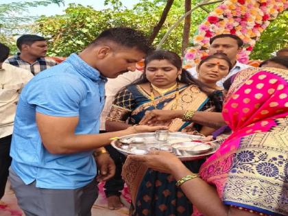 Due to the war like situation in India and Pakistan Rupesh Shelke a soldier from Siddhewadi in Sangli leaves his son family and leaves for the country to serve | मुलाचे बारसे सोडून सांगलीतील सिद्धेवाडीचा जवान देशसेवेसाठी रवाना, ग्रामस्थांकडून भारत मातेचा जयघोष Due to the war like situation in India and Pakistan Rupesh Shelke a soldier from Siddhewadi in Sangli leaves his son family and leaves for the country to serve | मुलाचे बारसे सोडून सांगलीतील सिद्धेवाडीचा जवान देशसेवेसाठी रवाना, ग्रामस्थांकडून भारत मातेचा जयघोष