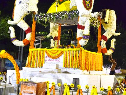 Puneri hands behind Gajaraj flowers on Yoga Samadhi; Twenty-four hours by the team of 'Zakir' | योग समाधीवरील गजराज पुष्पांमागे पुणेरी हात; चोवीस तास राबून ‘जाकीर’च्या टीमकडून सजावट