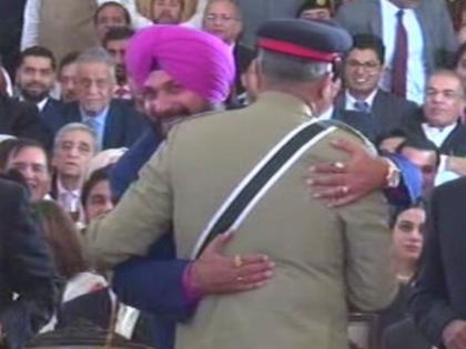 Pak Army chief's 'Hug' to javjyotsingh sidhu, Congress uncomfortable and BJP's became anger | पाक लष्करप्रमुखास सिद्धूंची 'मिठी'; काँग्रेस अवाक तर भाजपचा संताप