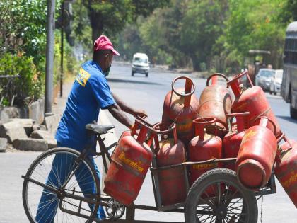 The new rate for a gas cylinder is Rs 1,053; How much price increase in one year? | गॅस सिलिंडरचा नवा दर १०५३ रुपये; एका वर्षात किती दरवाढ? 