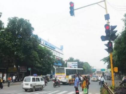 How to cross the road New signals only 5 seconds for pedestrians | रस्ता ओलांडायचा तरी कसा? नव्या सिग्नल्समध्ये पादचाऱ्यांसाठी अवघे ५ सेकंद