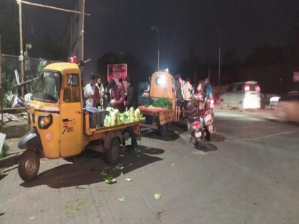 pune news encroachments again on Sinhagad Road;Goods are being sold on the roads; But the boss's premium has increased | सिंहगड रस्त्यावर पुन्हा अतिक्रमणे;रस्त्यांवर माल विकू दिला जातोय;पण साहेबांचा हप्ता वाढलाय pune news encroachments again on Sinhagad Road;Goods are being sold on the roads; But the boss's premium has increased | सिंहगड रस्त्यावर पुन्हा अतिक्रमणे;रस्त्यांवर माल विकू दिला जातोय;पण साहेबांचा हप्ता वाढलाय