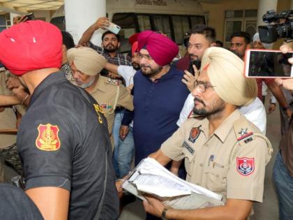 The complainant should bear the cost of Navjot Sidhu's security; Order of the Punjab-Haryana High Court | नवज्योत सिद्धूंच्या सुरक्षेचा खर्च तक्रारदाराने करावा; पंजाब-हरयाणा उच्च न्यायालयाचा आदेश