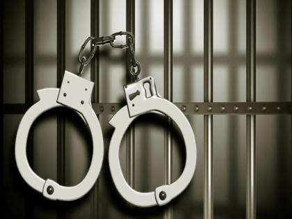 Two mobile phone thieves arrested red-handed; The hand was taken when the leg got stuck in navi mumbai | दोघा मोबाईल चोरट्यांना रंगेहाथ अटक; पाय अडकून पडल्याने लागले हाती 