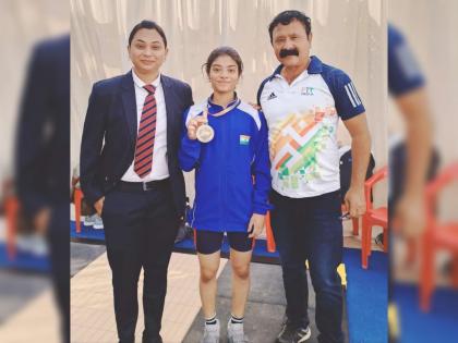 Manmad Akanksha Vyavaya wins gold medal in weightlifting competition | वेटलिफ्टिंग स्पर्धेत मनमाडच्या आकांक्षा व्यवहारेची सुवर्णपदकाला गवसणी