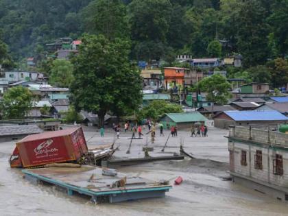 Flood situation severe in Sikkim, 7,000 people stranded | सिक्कीममध्ये पूरस्थिती गंभीर, ७,००० लोक अडकले