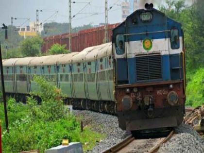 The Train Hit The Father Sitting Near The Body Of The Son Who Committed Suicide On railway track | ह्द्रयद्रावक! रेल्वे ट्रॅकवर मुलाची आत्महत्या; मृतदेहाला कवटाळून बसलेल्या पित्याला रेल्वेची धडक