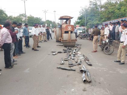 Roadroller driven on firecracker silencer; Traffic Control Branch experiment | फटाका सायलेन्सरवर चालविला रोडरोलर; वाहतूक नियंत्रण शाखेचा प्रयोग