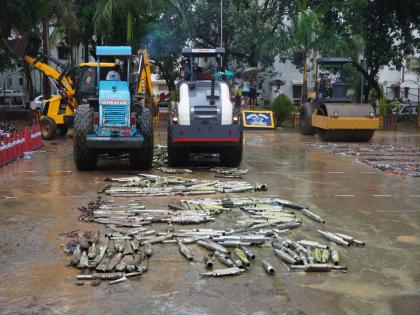 The police shut down the sound...; Harsh 10,000 silencers, the traffic police turned the roller on the horn | पोलिसांनी केला आवाजच बंद...; कर्कश १० हजार सायलेन्सर, हॉर्नवर वाहतूक पोलिसांनी फिरवला रोलर