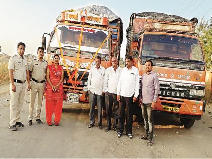 The two trucks going to the suburb caught the fodder even after the ban | बंदी असतानाही परजिल्ह्यात जाणारा दोन ट्रक चारा पकडला