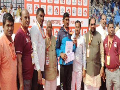 Silver medal to Sopan Mali of Chalisgaon | महाराष्ट्र केसरी स्पर्धेत चाळीसगावच्या सोपान माळीला रौप्य पदक