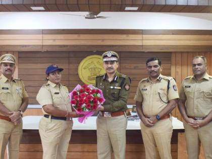 A young man's life was saved by joining hands with gangsters in Pune; Commissioner of Police felicitated Ranragini | पुण्यात गुंडांशी दोन हात करत वाचवले तरुणाचे प्राण; पाेलिस आयुक्तांनी केला रणरागिणीचा सत्कार