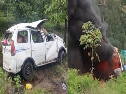 Two killed one injured in car rollover accident; The ambulance carrying the injured caught fire on the way | कार उलटून झालेल्या अपघातात दोघे ठार, एक जखमी; जखमीला घेवून जाणारी रुग्णवाहिका वाटेतच पेटली