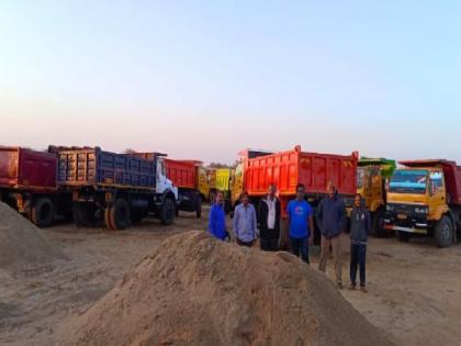 Strike operation against sand smugglers in Deoli Sada Sindhudurg, as many as 28 dumpers caught | Sindhudurg News: देवली सडा येथे वाळू तस्करांविरोधात धडक कारवाई, तब्बल २८ डंपर ताब्यात