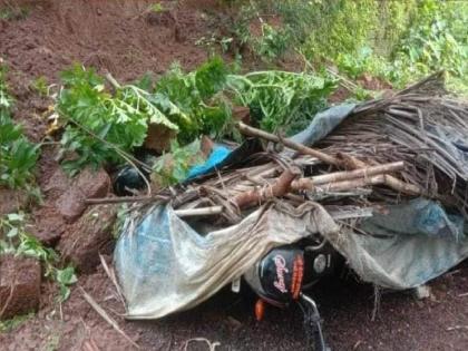 three bike were damaged due to the collapse of the protective wall on the shed In Pandur | पणदुर येथे संरक्षक भिंत शेडवर कोसळल्याने तीन गाड्याचे नुकसान, संततधार पावसाचा फटका