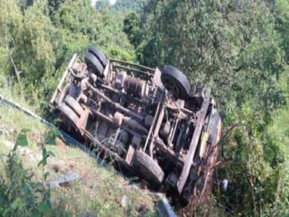 A cargo truck overturned at Malgaon on Zarap Patradevi Bypass | सिंधुदुर्ग : झाराप पत्रादेवी बायपासवर मळगाव येथे मालवाहतूक ट्रक पलटी, अन् मोठी दुर्घटना टळली