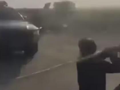 Opposition to Pakistan government intensifies in Sindh, convoy of Benazir Bhutto's daughter surrounded, attacked with sticks | सिंधमध्ये पाकिस्तान सरकारला विरोध तीव्र, बेनझीर भुत्तोंच्या लेकीच्या ताफ्याला घेराव, लाठ्या काठ्यांनी हल्ला Opposition to Pakistan government intensifies in Sindh, convoy of Benazir Bhutto's daughter surrounded, attacked with sticks | सिंधमध्ये पाकिस्तान सरकारला विरोध तीव्र, बेनझीर भुत्तोंच्या लेकीच्या ताफ्याला घेराव, लाठ्या काठ्यांनी हल्ला