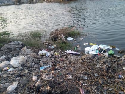 Water splendor barrier; Dirty bank of Sindhfana river of Shirur | जल वैभवाला बाधा; शिरूरच्या सिंदफणा नदीला घाणीची किनार