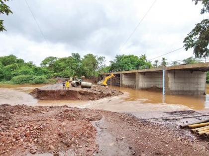 Fall season continues in Sindhudurg district due to rain Some villages in darkness | पावसामुळे सिंधुदुर्ग जिल्ह्यात पडझडीचे सत्र सुरुच; काही गावे अंधारात Fall season continues in Sindhudurg district due to rain Some villages in darkness | पावसामुळे सिंधुदुर्ग जिल्ह्यात पडझडीचे सत्र सुरुच; काही गावे अंधारात