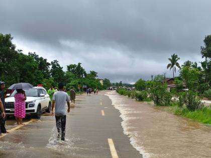 Sindhudurg district hit by heavy rains; water entered many houses, damages worth lakhs, highway blocked | सिंधुदुर्ग जिल्ह्याला अतिवृष्टीचा फटका ;अनेक घरात घुसले पाणी,लाखोंचे नुकसान, महामार्ग ठप्प