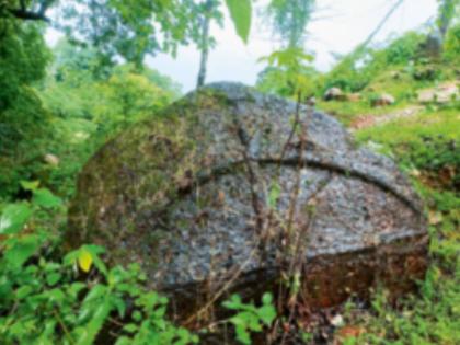 Bow and arrow carved on a stone found in Rajapur Ancient artifact found on the banks of Kodavali river | राजापुरात आढळले शिळेवर काेरलेले धनुष्यबाण; कोदवली नदीच्या काठी सापडला पुरातन ठेवा