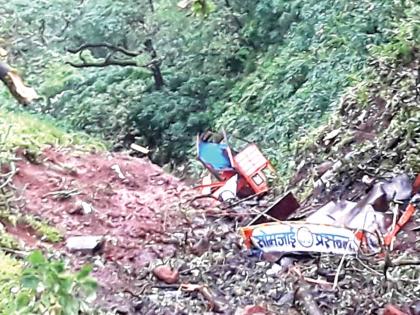 Sindhudurg: Cargo Truck 200ft Due, Amboli Ghat Events: Unfortunate Death of Truck Owner | सिंधुदुर्ग : मालवाहू ट्रक २०० फूट दरीत, आंबोली घाटातील घटना : ट्रकचालकाचा दुर्दैवी मृत्यू