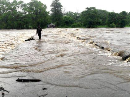 Two-wheeler rescued while traveling, incident at Shopwad | दुचाकीस्वार वाहून जाताना वाचला, दुकानवाड येथील घटना