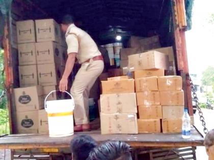 Sindhudurg: Truck seized with a liquor amount of five lakh, check dam at Patra Devi | सिंधुदुर्ग :पाच लाखांच्या दारुसह ट्रक जप्त, पत्रादेवी येथील चेक नाक्यावरील कारवाई