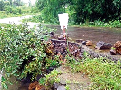 Poor bridges, fear of collapse of bridge in Zarebankar: neglect of construction department | सिंधुदुर्ग : झरेबांबर येथे पुलाला भगदाड, पूल कोसळण्याची भीती : बांधकाम विभागाचे दुर्लक्ष