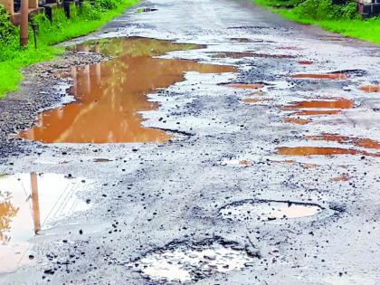 Sindhudurg: Due to not clearing the drainage water on the road: In the sanctity of village movement | सिंधुदुर्ग : गटारे साफ न केल्यामुळे पाणी रस्त्यावर : ग्रामस्थ आंदोलनाच्या पवित्र्यात