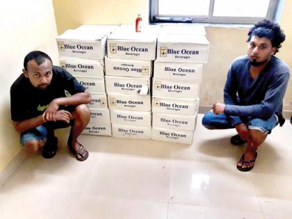 Police seized, seized two persons: 4 lakhs of illicit liquor seized with illicit possession | सिंधुदुर्ग : पोलिसांची कारवाई, दोघांना अटक : अवैध दारुसह ४ लाखांचा मुद्देमाल केला जप्त