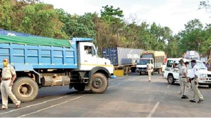 Traffic congestion at Banda under control | तपासणी करण्याचा वेग वाढविला --बांदा येथील वाहनांची गर्दी नियंत्रणात