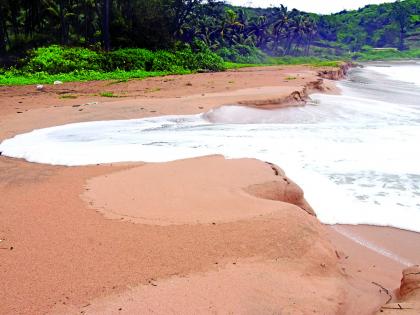 Due to the huge waves of quake, danger to the coast of Devgad | उधाणाच्या महाकाय लाटांमुळे देवगड किनाऱ्याला धोका