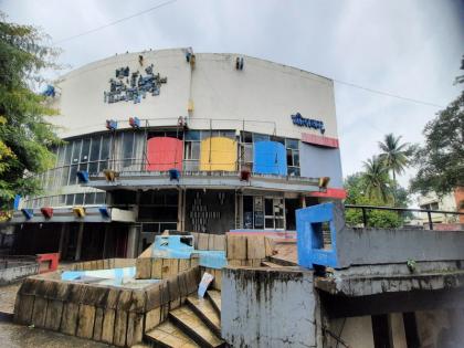 In the age of multiplexes one time cinemas in Pune are on the verge of expiration | मल्टिप्लेक्सच्या जमान्यात पुण्यातील एकपडदा चित्रपटगृहे कालबाहय होण्याच्या मार्गावर...