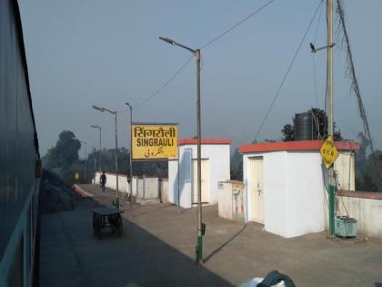 MP Crime woman was raped in the bathroom of Singrauli railway station accused threatened her by revealing his name | बाथरुममध्ये जाताच मागोमाग गेला, नाव सांगितलं अन्...; मध्य प्रदेश हादरलं, ३०० किमी लांब जाऊन दाखल केला गुन्हा