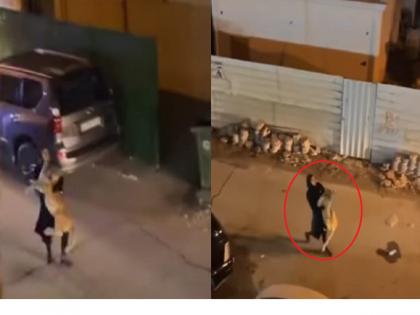 woman took the lion in hand ran away; Watch the shocking video..! | मूर्खपणाची हद्द; चक्क सिंहाला कडेवर घेऊन महिला पळाली; पाहा शॉकिंग Video..!