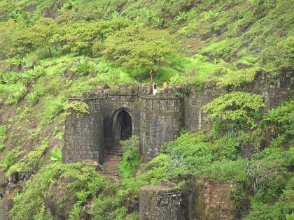 The crack collapsed Sinhagad fort tourism stop for Pune residents Administration decision | Sinhagad Fort: दरड कोसळली! पुणेकरांच्या आकर्षणाचं ठिकाण सिंहगड पर्यटन बंद; प्रशासनाचा निर्णय