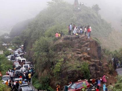 A large crowd of tourists at Sinhagad; To prevent traffic congestion, the administration has tried various methods | सिंहगडावर पर्यटकांची मोठी गर्दी; वाहतूक कोंडी रोखण्यासाठी प्रशासनाने केला आगळावेगळा प्रयोग